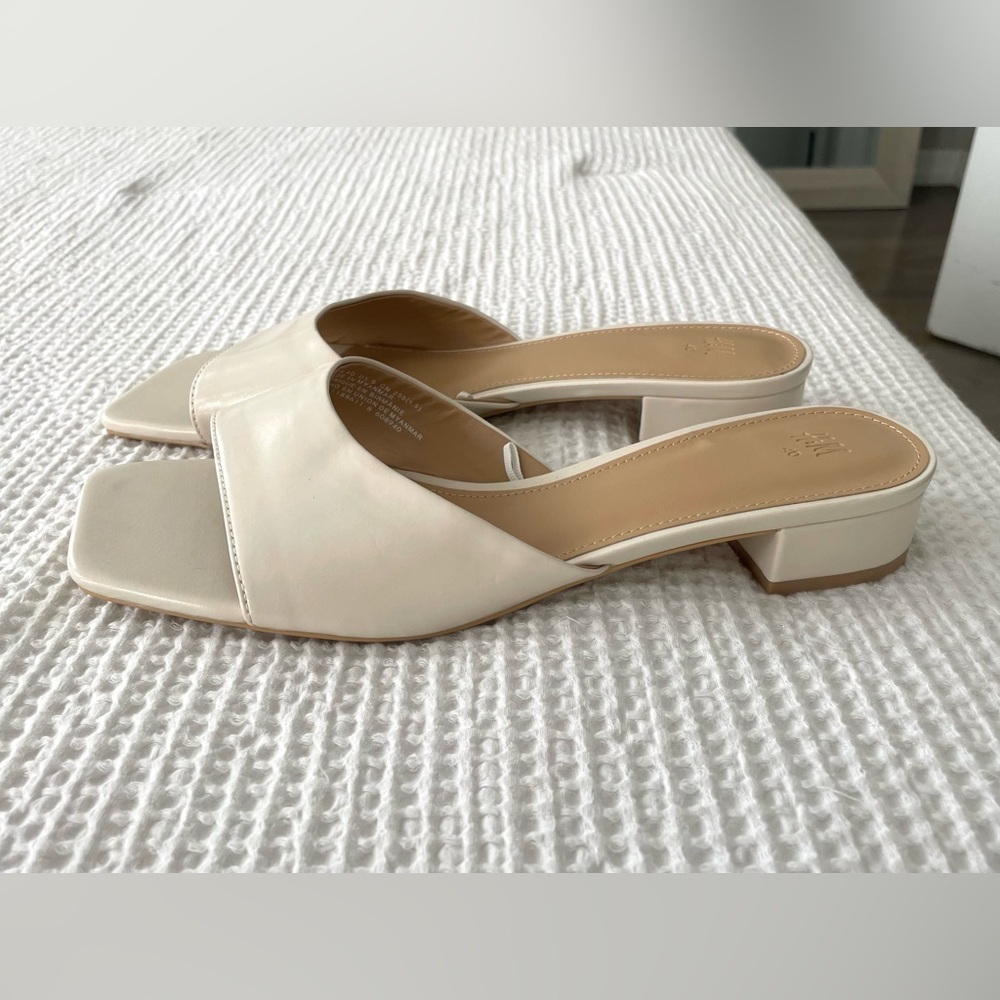 H&M cream sandals (NEVER WORN)- 9.5